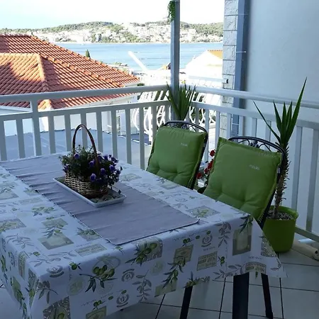 Ljube Διαμέρισμα Τρογκίρ