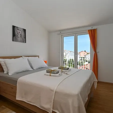 Ljube * Τρογκίρ